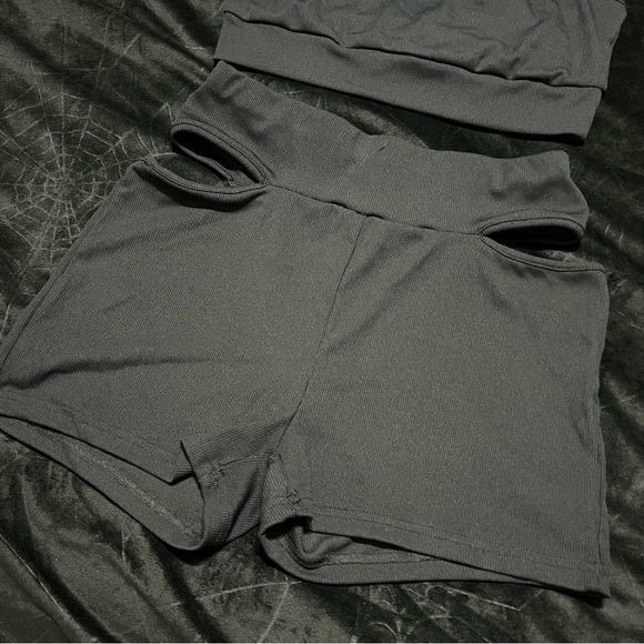 Colorblock Criss Cross Top & Cut Out Biker Shorts (Large) - Picture 2 of 10